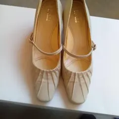 ピッティ　アイボリー ストラップ付き 中ヒールパンプス