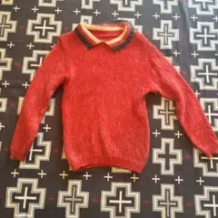 赤い長袖ニットセーター