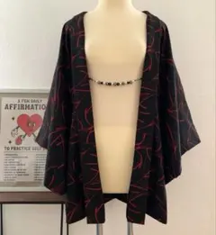 ❇︎ 黒×赤の粋な一枚＊モダン柄羽織｜未使用に近い美品・羽織紐付き❇︎