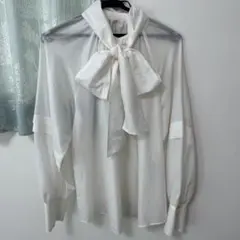 ホワイトシフォンリボン付き長袖シャツ
