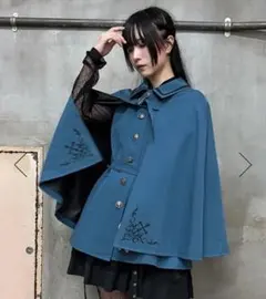 axes femme クロス刺繍ケープコート ブルーグリーン