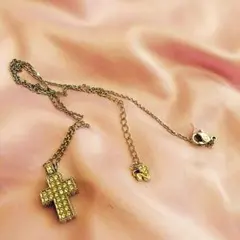 スワロフスキー　クロス　ネックレス