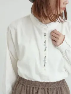 サマンサモスモス　前立て刺繍フリルブラウス　オフホワイト