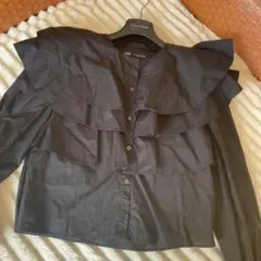 フリル付きブラック長袖シャツ