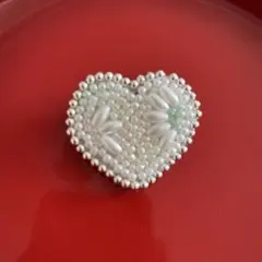 ハート型ビーズ刺繍　ホワイト系ブローチ