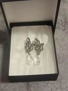 クリスタルドロップ型イヤリング