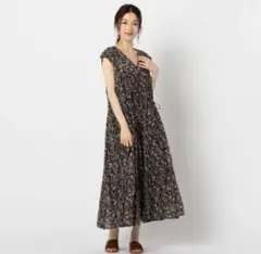 美品 ヌキテパ フラワープリント ギャザーワンピース 花柄 ブラック⑩のサムネイル