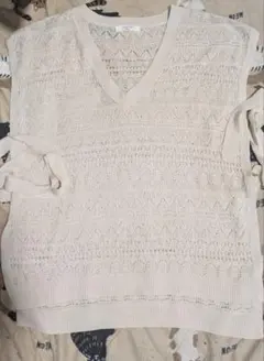 透かし編みベージュVネックニットベスト