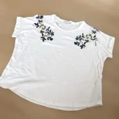 美品Urban Research 花柄刺繍 半袖Tシャツのサムネイル