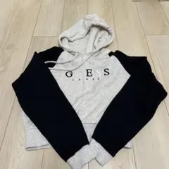 GUESS フード付きクロップドパーカー グレーと黒