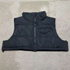 黒いノースリーブダウンベスト