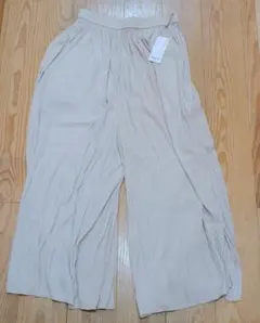 ユニクロ　ワッシャーサテンスカートパンツ