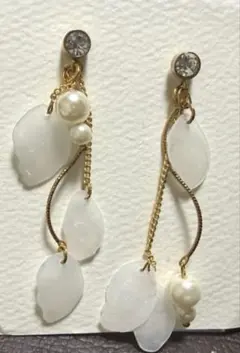 パールホワイト花びらモチーフの下がりデザインピアス ゴールドタイプ