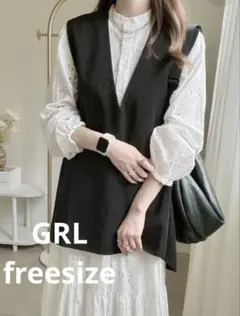 黒のVネックノースリーブチュニック