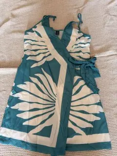 緑と白のボタニカル柄ワンピース水着