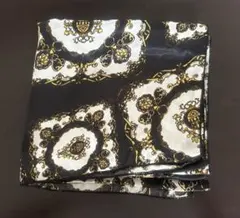 エレガントな黒白模様のスカーフ