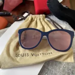 サングラスとLOUISVUTTONのサングラス入れです。