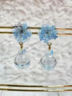 136)ガラス ドーム 水入り 紫陽花 アジサイ 青 ブルー ゆらゆら ピアス