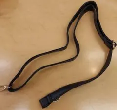 黒い合成皮革ストラップ 金具付き