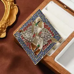 エレガントな鶴デザインブローチ