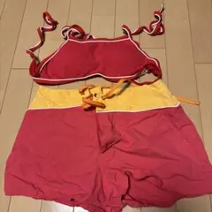 赤と黄色のセパレート水着