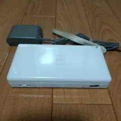 ニンテンドーDS Lite ホワイト 正規充電器付き。