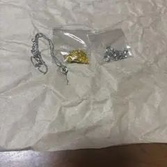 鍵のペンダント付きネックレス