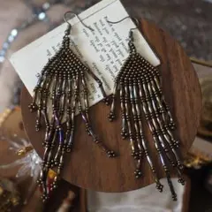 揺れるヴィンテージビーズピアス