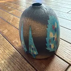 卵型の花瓶 植物モチーフ