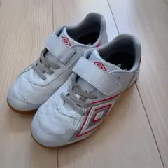 Umbro サッカー、フットサルシューズ ホワイト/レッド　ジュニア