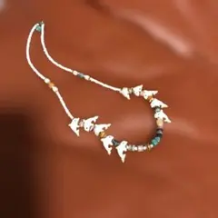 イルカの貝細工と天然石とビーズ のネックレス