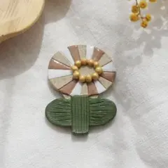 レトロなお花ブローチ　くすみカラー　ハンドメイド　北欧　陶器風