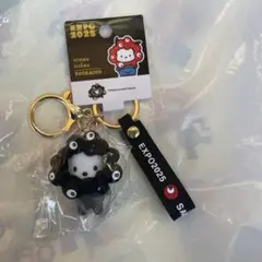 ⭐︎万博限定⭐︎ サンリオ 黒ミャクミャク なりきりキーホルダー ポチャッコ