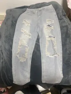 ダメージジーンズ 薄いブルー