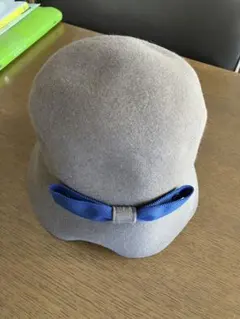 グレー フェルトハット 青いリボン 22cm