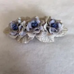 花モチーフ ブローチ グレー 青
