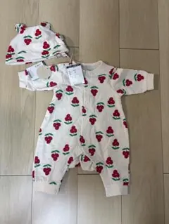チェリー柄ロンパースと帽子セット