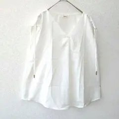 【美品】アンデミュウ フロントタックVネックブラウス フレンチスリーブ 白 Fのサムネイル