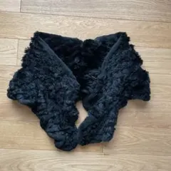 黒いリアルファーのフリル付きマフラー　ショール