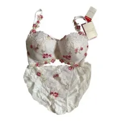 Triumph ホワイト花柄刺繍ブラジャー ショーツセット(C70)