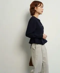 ゴールドボタンリボンペプラムブラウス　美品のサムネイル