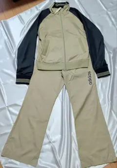 adidas セットアップ ベージュ/黒 フレアパンツ