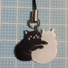 ハンドメイド　黒猫と白猫の　ストラップ　無料でファスナーチャームに変更可能