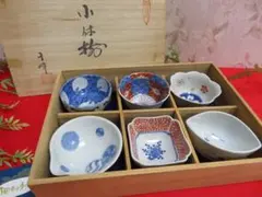 8ee1571 未使用 有田焼　小休揃　千峰　染錦型変り６客小付揃　木箱入り