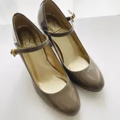 AKAKURA アカクラ　グレージュエナメルストラップパンプスのサムネイル