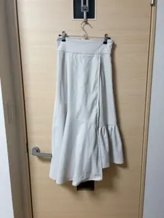 アシンメトリーホワイトフレア裾スカート