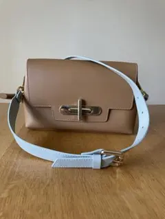 ベージュ ショルダーバッグ 水色ストラップ ゴールド金具