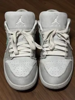 ナイキのエア ジョーダン 1 ミッド SE（ホワイト/グレー/グリーン）