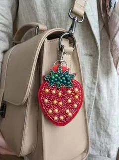 ハンドメイド いちご ビーズキーホルダー 大ぶり バッグチャーム 完熟赤
