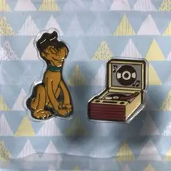 ディズニープルートのピンバッジ　　　　2個セット　化粧箱入り　匿名配送